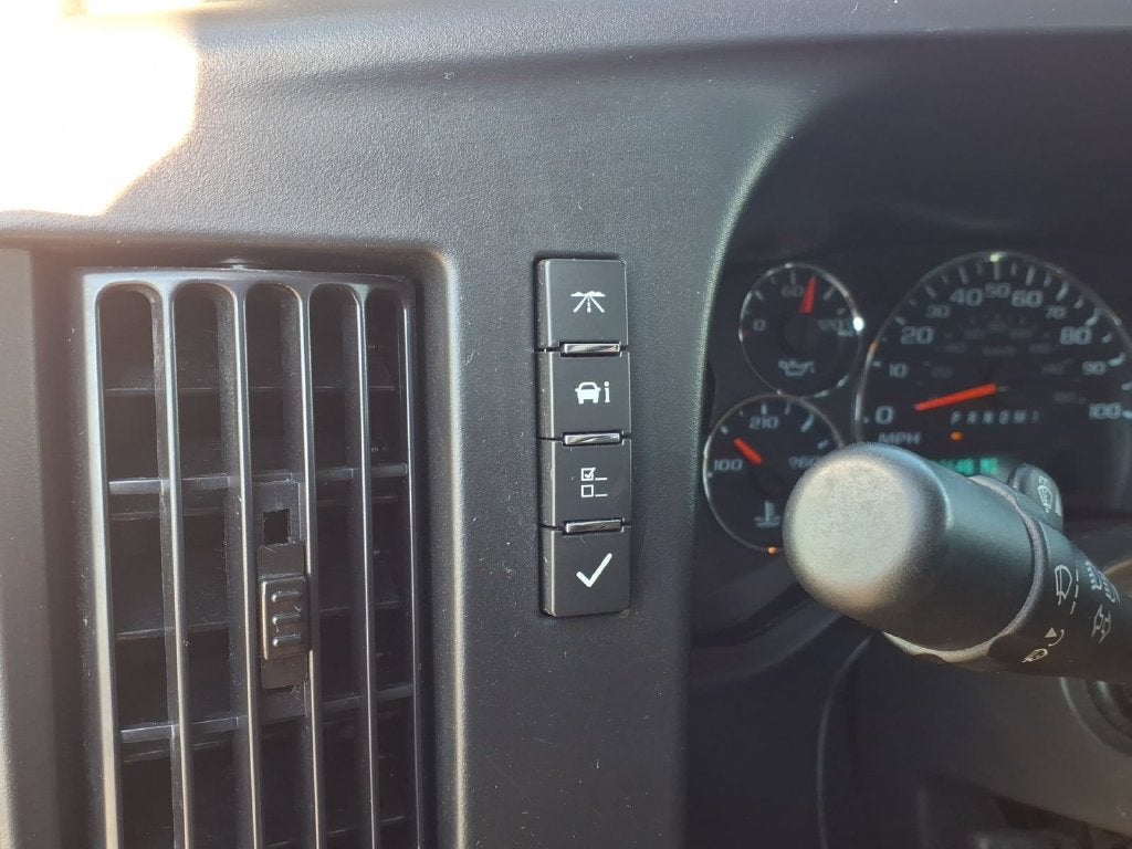 2025 Chevrolet Express Cargo WT